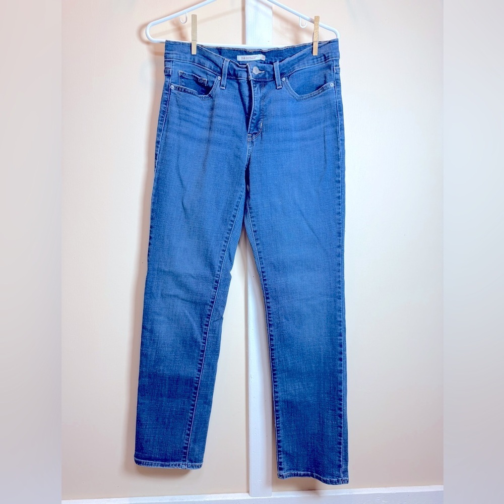 Levi’s Women’s 29x31. Worn 1x shaper straight leg 5-pocket mid-rise, denim jeans